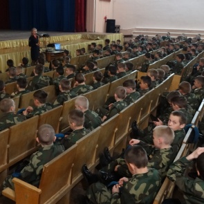 Ачинские полицейские проводят уроки дорожной безопасности с детьми в преддверии школьных каникул