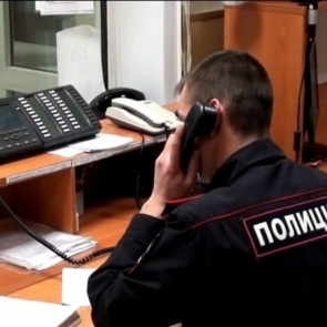 Сотрудники полиции разъясняют порядок обращения в органы внутренних дел