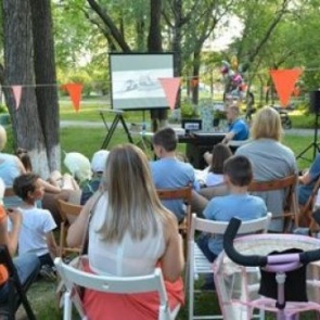 Молодежный центр «Сибирь» открыл летний сезон кинопоказов