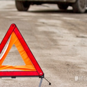 Автобус с 14 пассажирами перевернулся на трассе