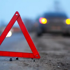 Сотрудники ГИБДД работают на месте ДТП в Ачинском районе