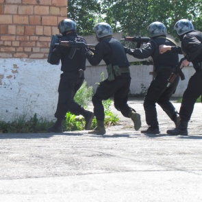 В Ачинске прошли масштабные учения по задержанию сбежавших преступников