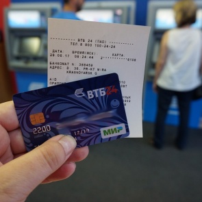 Банки рапортовали о готовности принимать в банкоматах российский аналог Visa и MasterCard