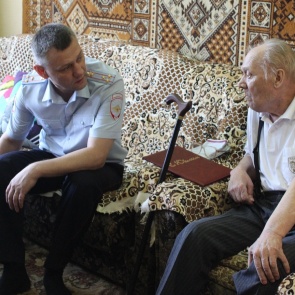 Начальник МО МВД России «Ачинский» Евгений Трофимов поздравил участника блокадного Ленинграда с 80-летием