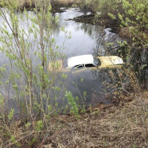 В Канске работник автомастерской утопил Mercedes клиента в болоте