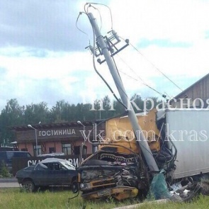 Под Красноярском водитель пытался вернуть украденную борсетку и лишился автомобиля