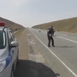 За мотоциклистами следят с воздуха