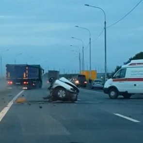 «Ниссан» разорвало надвое при ударе о столб на трассе