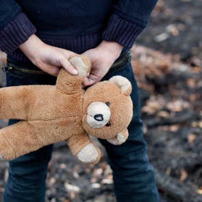 В Красноярском крае у живущей в шалаше семьи отобрали ребенка