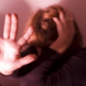 Житель Ачинска пригласил студентку убраться в квартире и изнасиловал ее