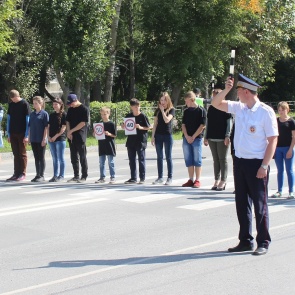 Дорожные полицейские и юные ачинцы провели флеш-моб «Сбавь скорость» для участников дорожного движения