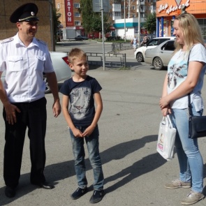 Начальник ачинской Госавтоинспекции провел мастер-класс для юного велосипедиста, попавшего летом в ДТП