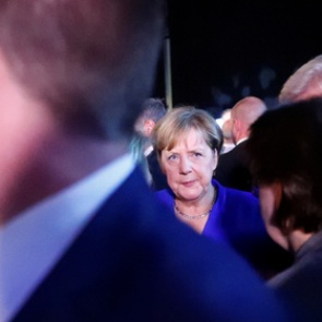 Меркель забросали помидорами на предвыборном митинге