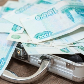 Выделенные на уборку могил солдат ВОВ деньги сотрудница администрации перевела сыну