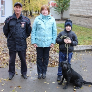 Сотрудники полиции в Ачинске в течение часа вернули владельцу похищенную собаку