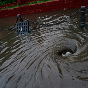 Коммунальщики затопили нечистотами неплательщиков в Красноярске