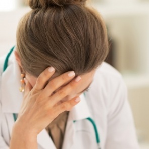 Приемный отец избил новорождённую малышку за круглосуточную истерику