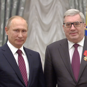 Путин в торжественной обстановке вручил орден экс-губернатору края Виктору Толоконскому