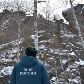 Незадачливый турист сорвался со скалы в районе Маны