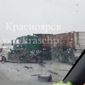 Иномарка разлетелась на куски при столкновении с фурой на трассе