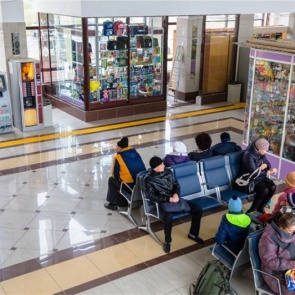 Глава Ачинска проверил ремонт детской поликлиники и городского вокзала