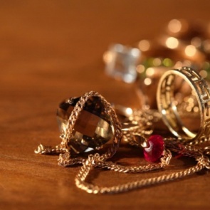 Ачинскими полицейскими задержана подозреваемая в краже ювелирных украшений