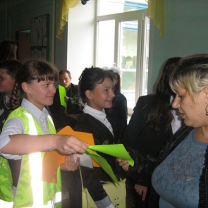 Госавтоинспекторы и юные ачинцы призывают пешеходов использовать светоотражающие элементы