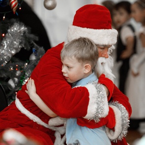Новогодний десант: управление соцзащиты дарит подарки детям-инвалидам