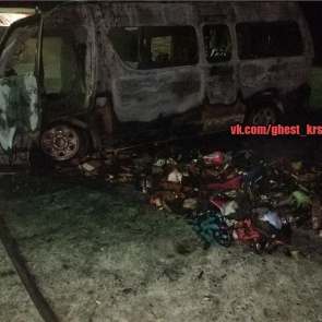 Неосторожный водитель спалил на трассе микроавтобус с петардами