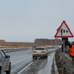 Семья разбилась в массовой аварии с автобусом на заснеженной трассе