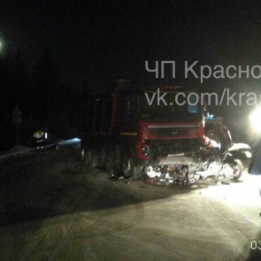 Семья разбилась на трассе под грузовиком: красноярцы увидели на снимках с ДТП призраков погибших