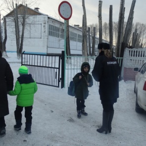 Госавтоинспекторы призывают водителей быть внимательными на дороге в связи с окончанием школьных каникул