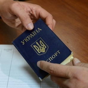 Жители Донбасса массово засобирались за рубеж