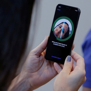 iPhone X начал причинять владельцам боль