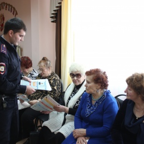 Ачинские полицейские поговорили с пенсионерами по профилактике мошенничества и фальшивомонетничества