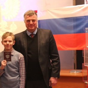 Полицейские Ачинска торжественно вручили паспорта гражданина Российской Федерации