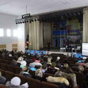 В Ачинске главный детский полицейский Наталья Белова выступила на общегородском родительском собрании
