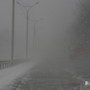Водители жалуются на плохую видимость и сильные метели на трассах