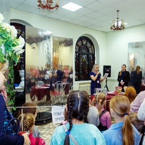 Ачинский драмтеатр радовал маленьких зрителей памятными призами