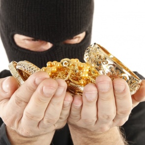 Оперуполномоченными уголовного розыска в Ачинске раскрыта кража ювелирных украшений