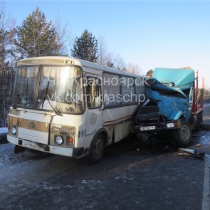 Под Канском лесовоз врезался в маршрутный автобус: четыре человека в больнице