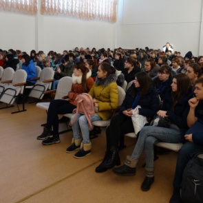 Госавтоинспекторы в Ачинске обсудили вопросы дорожной безопасности со студентами АТЭТ