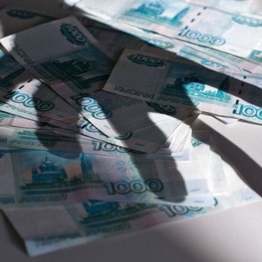 23-летняя пристав пойдет под суд за присвоение 100 тысяч рублей