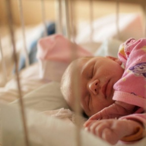 Краевые депутаты поддержали ежемесячные выплаты за рождение первого ребенка