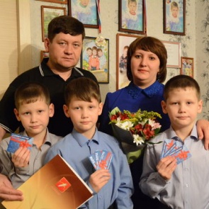 Глава города Илай Ахметов поздравил тройняшек Гришановых с 10-летием