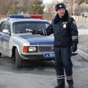 Госавтоинспекторы в Ачинске напомнили водителям правила перевозки юных пассажиров