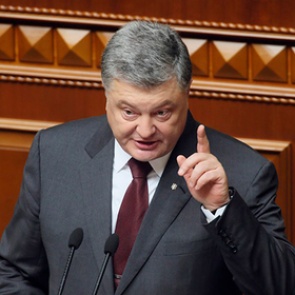 Порошенко решил запретить флаг России во всем мире