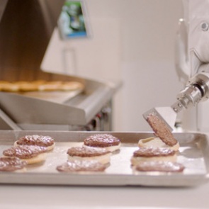 Робота научили жарить бургеры и предрекли вымирание низкооплачиваемой профессии