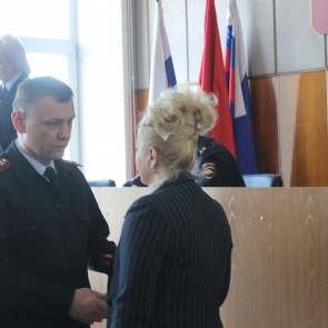 Начальник МО МВД России «Ачинский» Евгений Трофимов вручил сотрудникам полиции первые специальные офицерские звания