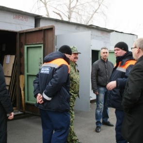 Родные потеряли мужчину: в это время он уже задохнулся в гараже с заведенной машиной